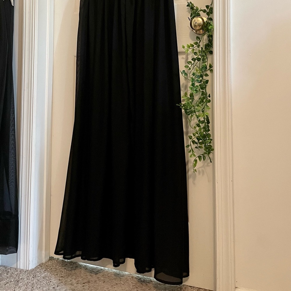 🖤 Floor Length Flowy Dress 🖤 - Picture 9 of 11